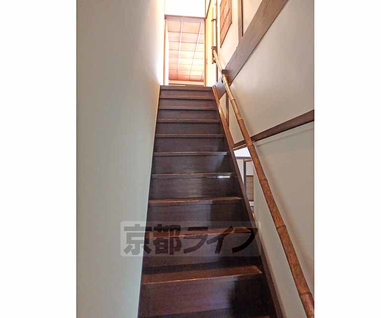 その他部屋・スペース　手すり付きで上がりやすい階段です。