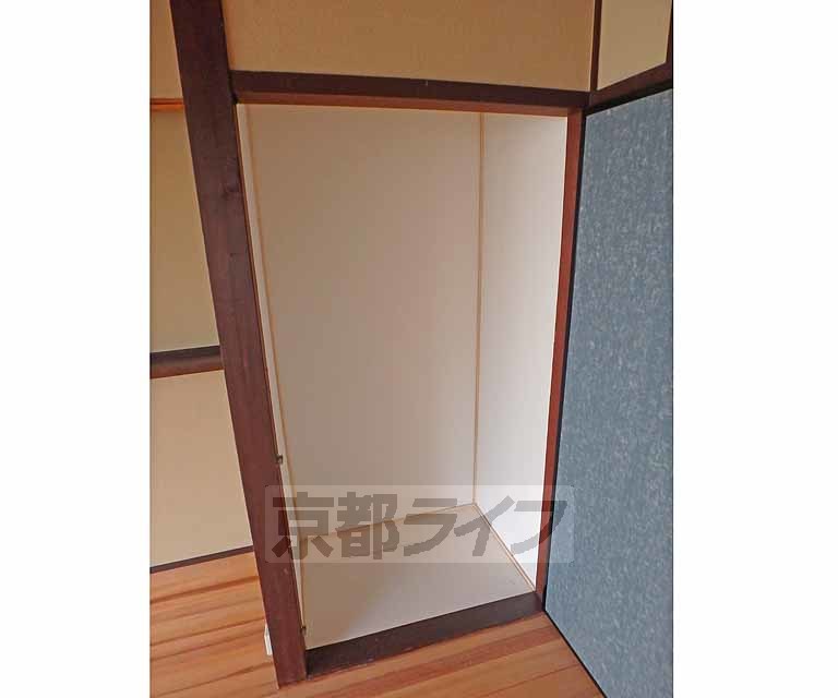 収納　天井高で奥行きのある収納です。