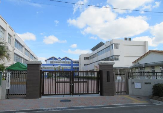 小学校　高槻市立高槻小学校（小学校）まで195m
