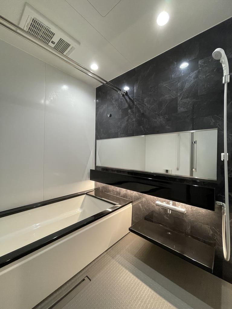 バス・シャワールーム　高級感＋広々浴槽で落ち着いた時間を