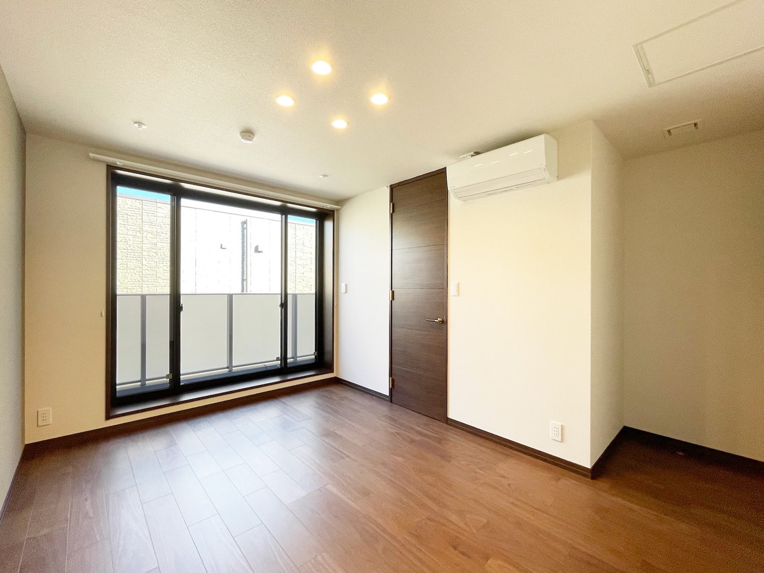 その他部屋・スペース　開放感のあるワイドサッシ　電動シャッターあり