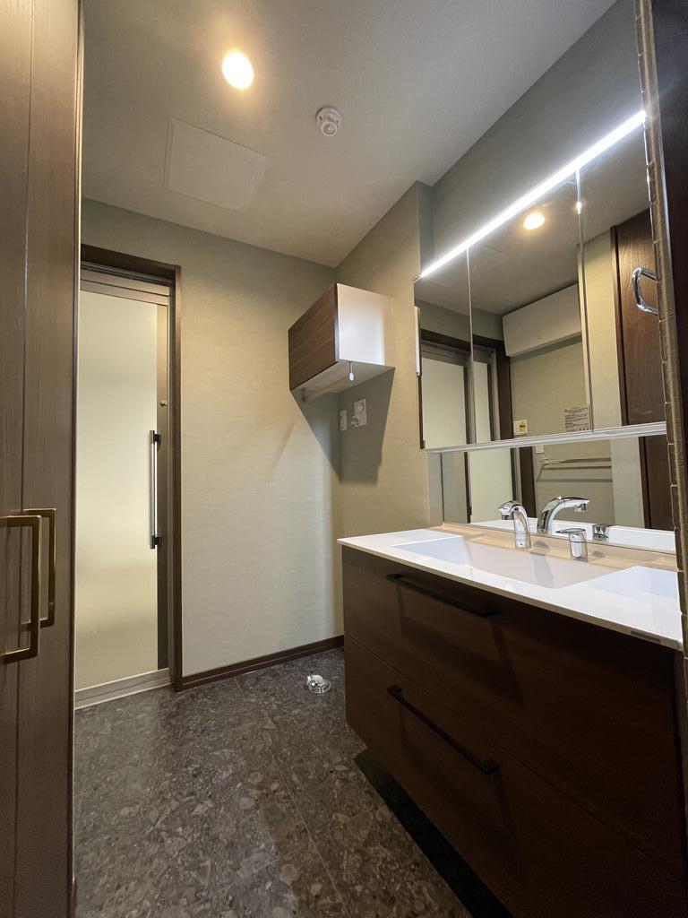 洗面設備　ゆったりしたスペース、三面鏡も魅力