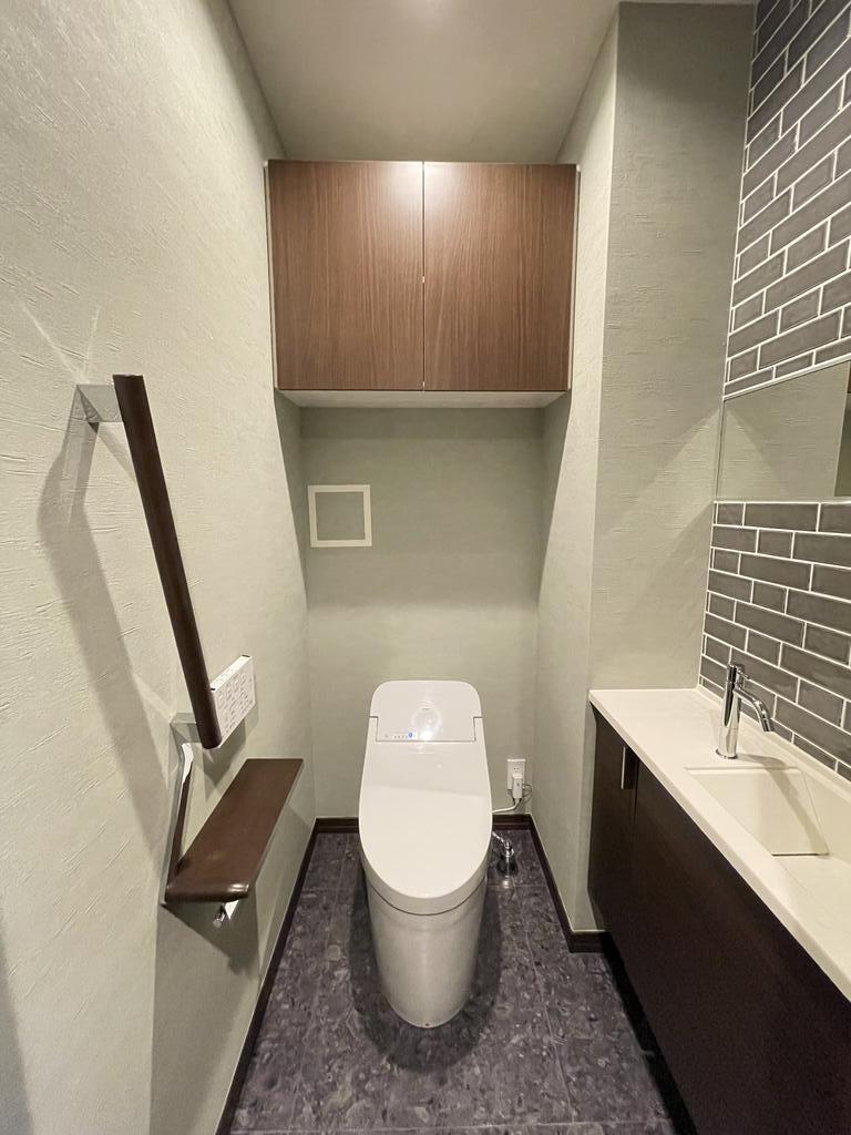 トイレ　タンクレス、お手洗いスペースも完備