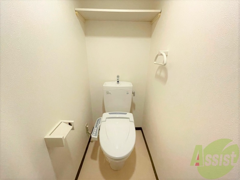 トイレ　ウォッシュレット付きのトイレです！棚もあります。