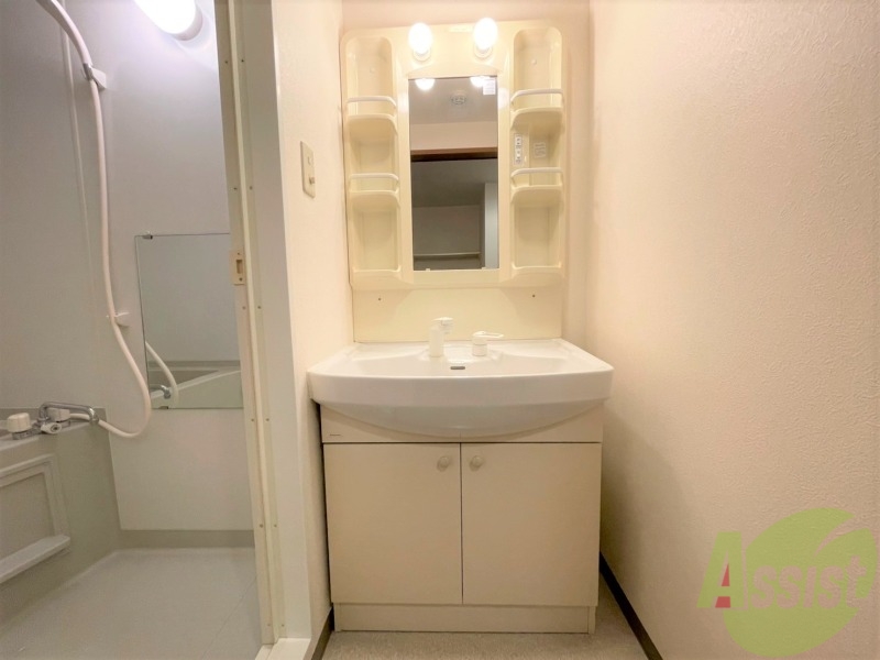 洗面設備　独立洗面台には収納と棚が付いて使いやすそうですね