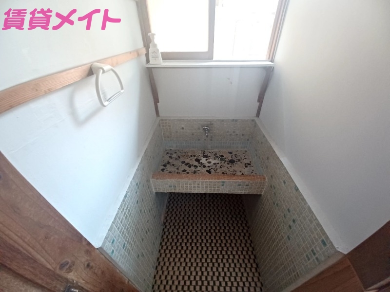 洗面設備　別部屋同型写真