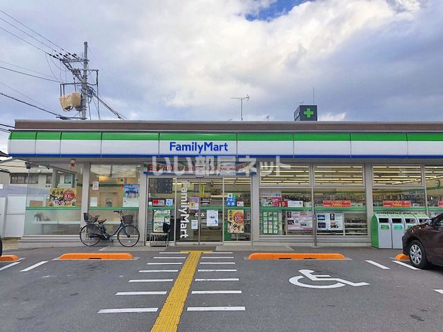 コンビニ　ファミリーマート 城陽寺田店（コンビニ）まで888m