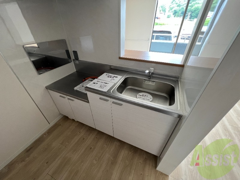 キッチン　広めのキッチンです。コンロを設置して使用してください。