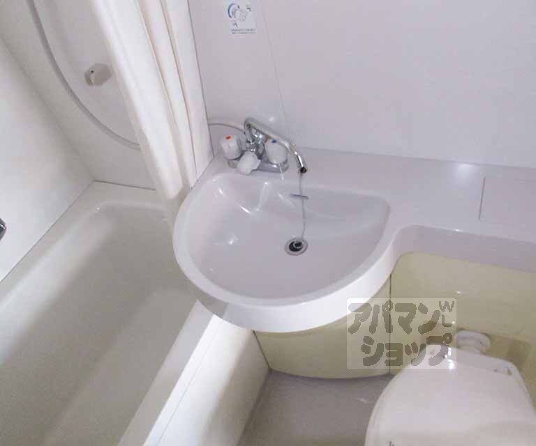 洗面設備　清潔感のある洗面台です