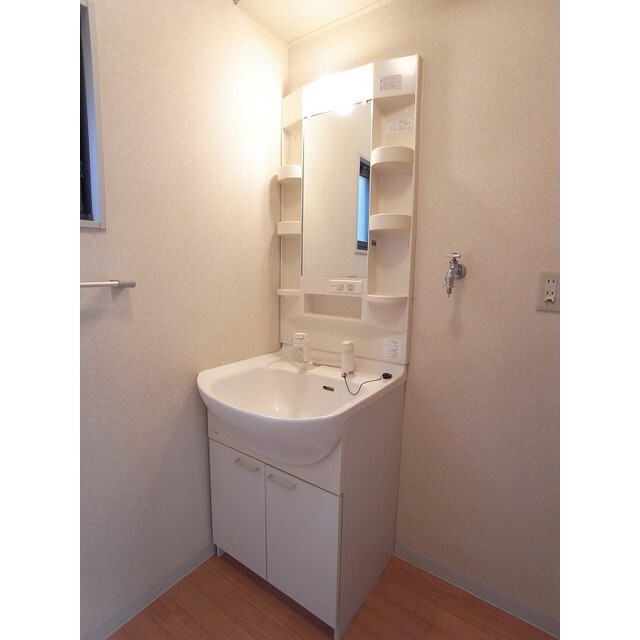 洗面設備　嬉しいシャワー付き洗面台