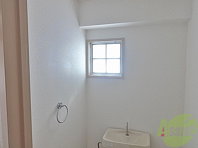 その他　トイレにかわいいガラスブロックの小窓が付いてました。