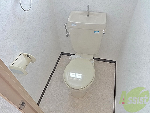 トイレ　お掃除のしやすいのがいいですよ。壁紙もかわいいでしょ
