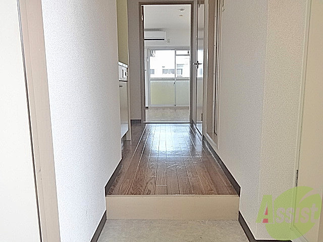 玄関　洋室の扉を閉めれば直接お部屋を見られることはないですよ☆