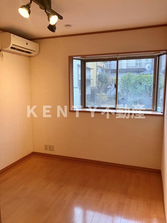 その他部屋・スペース　落ち着いた色調の寝室です