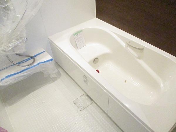 バス・シャワールーム　浴室乾燥機、追い焚き機能付きバス！