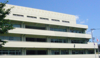 小学校　新宿区立富久小学校（小学校）まで448m