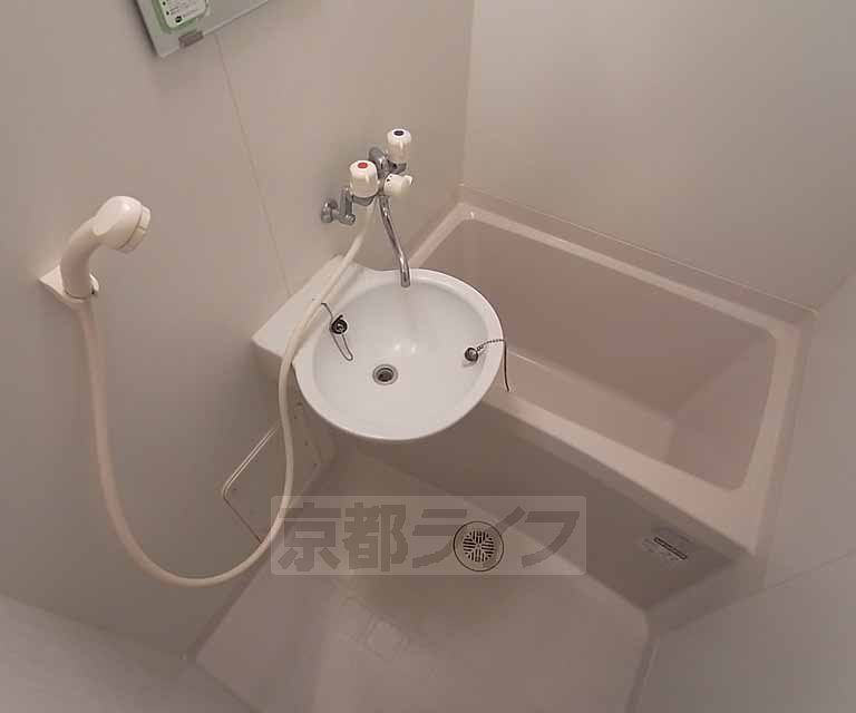 バス・シャワールーム　広めの浴室です。