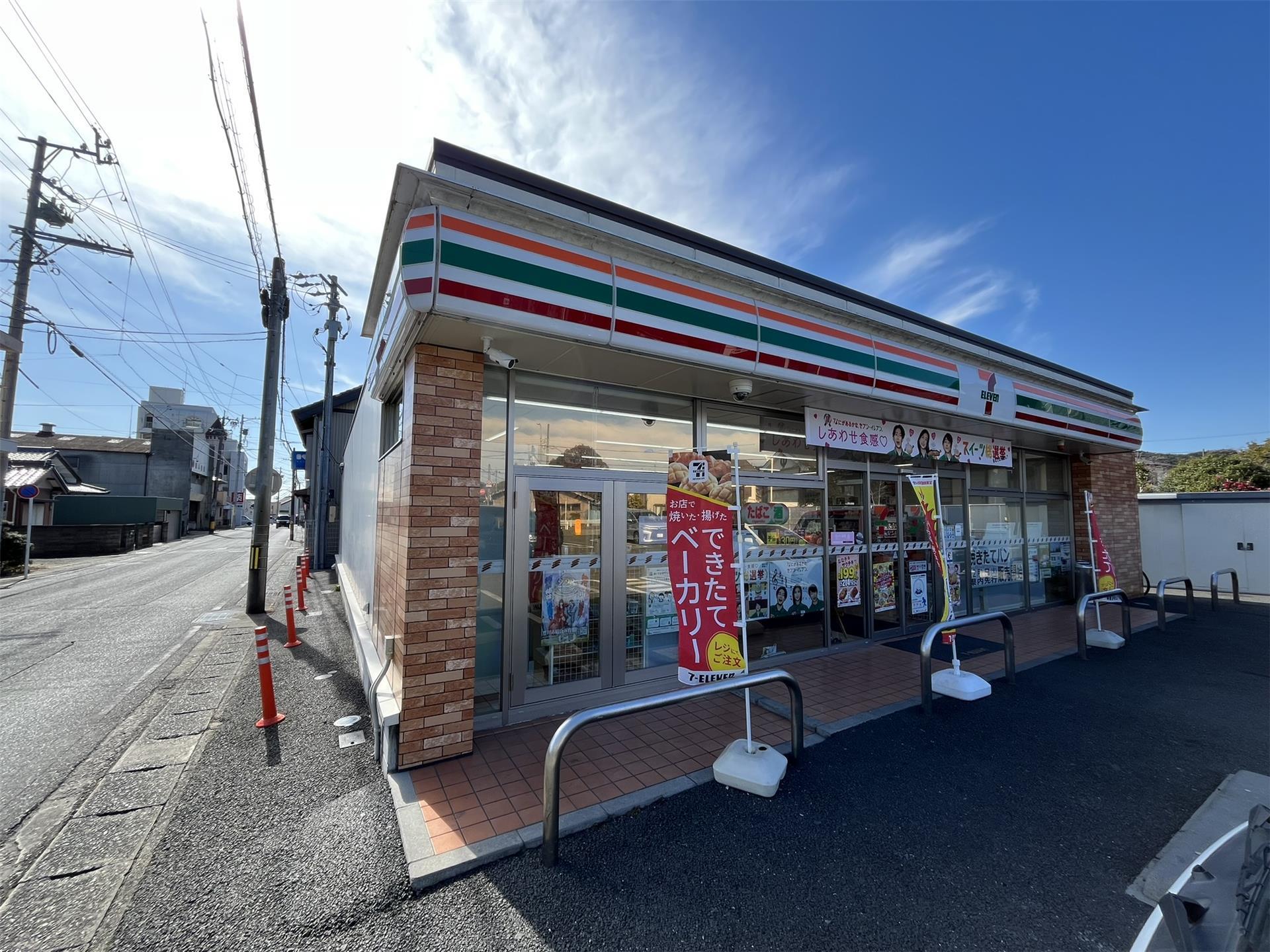 コンビニ　セブンイレブン豊川国府町店（コンビニ）まで374m