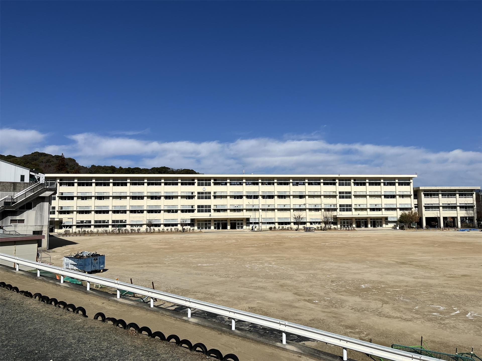 中学校　豊川市立西部中学校（中学校）まで488m