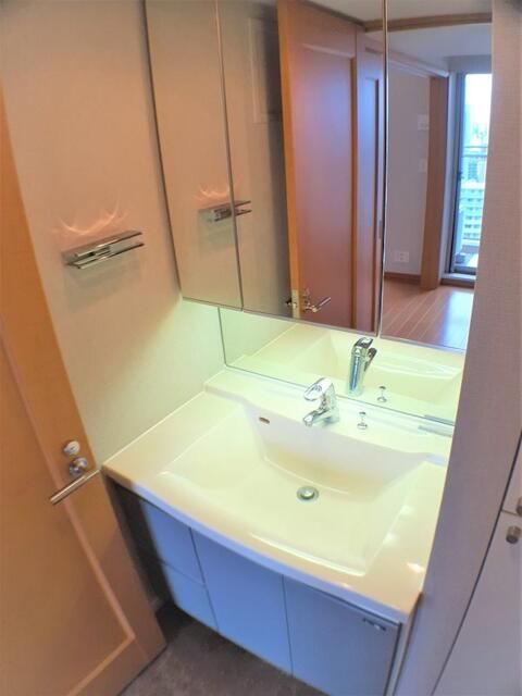 洗面設備　ゆったりとスペースのある洗面所