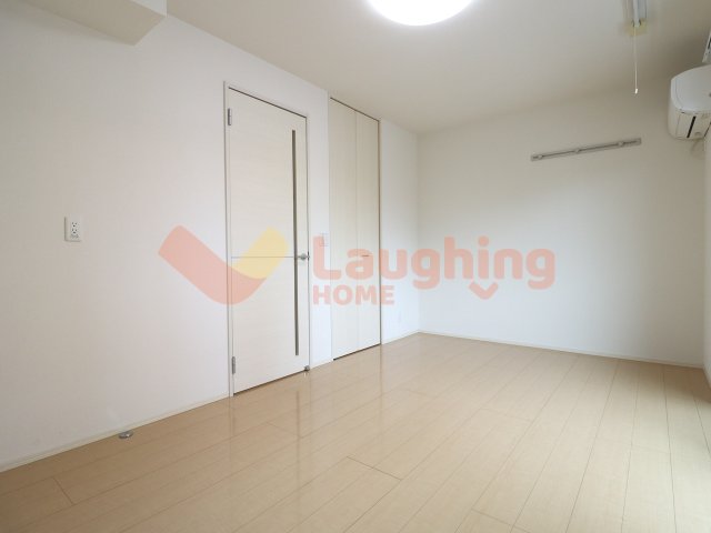 居室・リビング　落ち着いた色調の洋室です