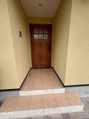 エントランス　木製玄関ドア　ドアノブも可愛い　ダブルロックキーで安心