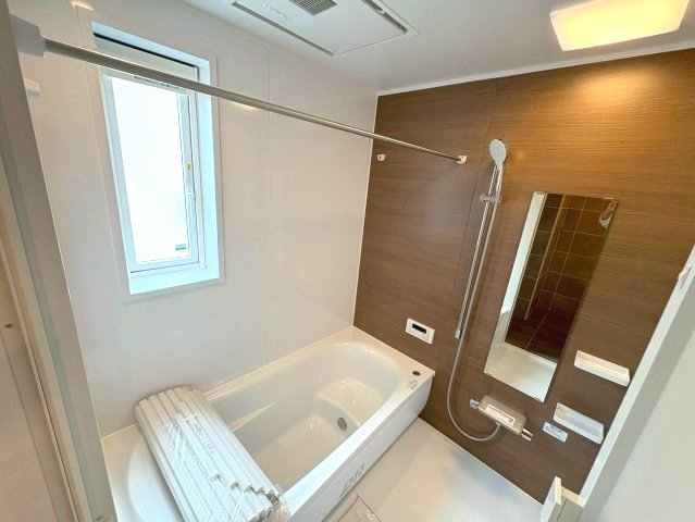 バス・シャワールーム　風呂場に窓あり