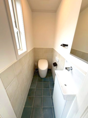 トイレ　掃除がラクなタンクレストイレです　女性には嬉しいレストドレッ