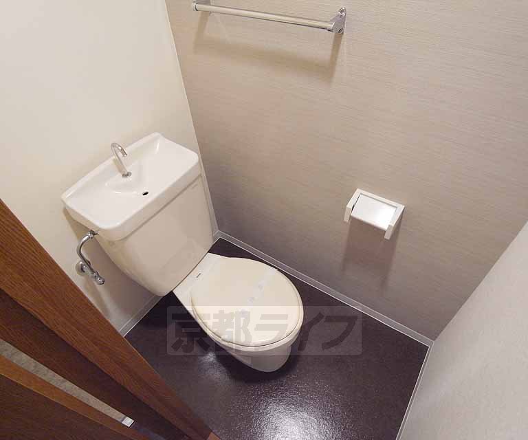 トイレ　嬉しい靴箱付き