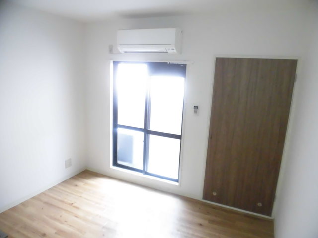 居室・リビング　陽の光が差し込む明るいお部屋です