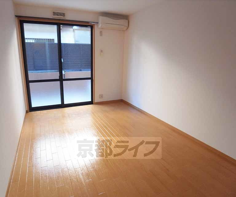 居室・リビング　きれいなフローリングのお部屋です。