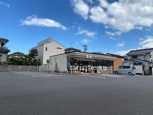 コンビニ　セブンイレブン（コンビニ）まで264m