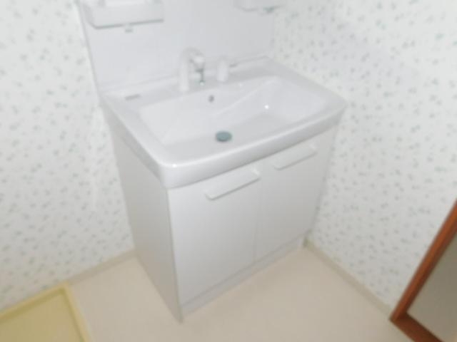 洗面設備　シンプルな洗面台です