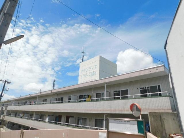 建物外観　６階建ての横広い外観です