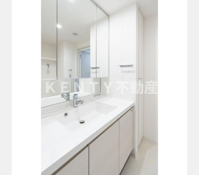 洗面設備　明るい洗面所です