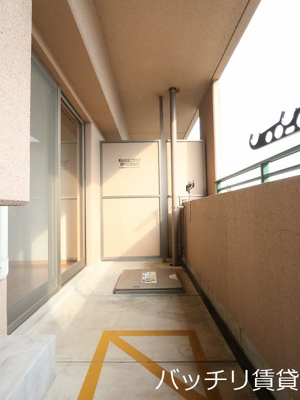 バルコニー　別号室タイプの為、現状を優先致します。