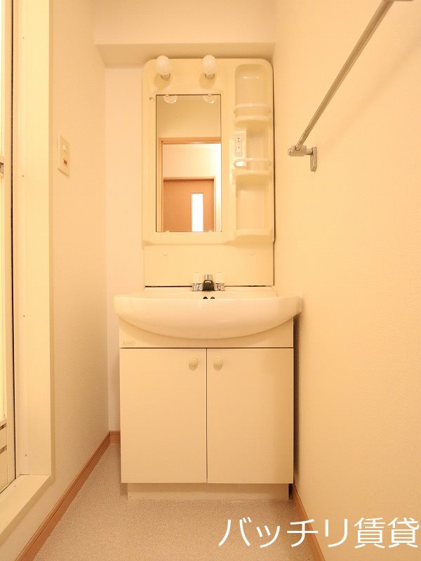 洗面設備　別号室タイプの為、現状を優先致します。