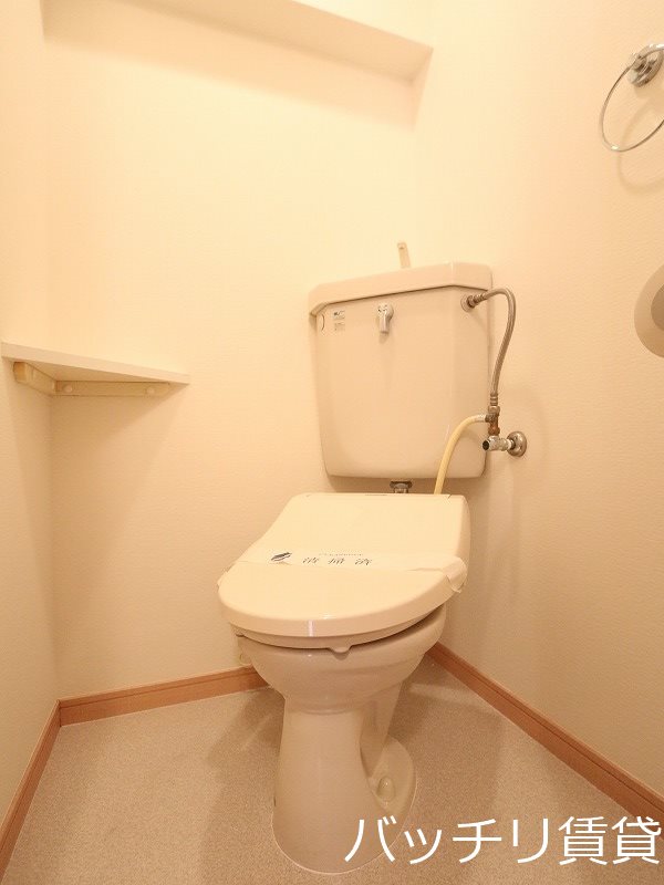 トイレ　別号室タイプの為、現状を優先致します。