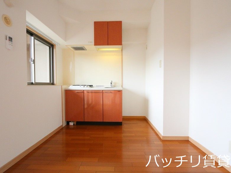 キッチン　別号室タイプの為、現状を優先致します。