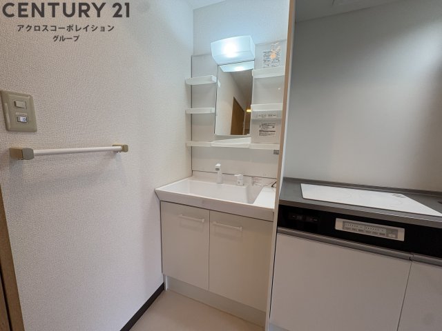 洗面設備　キッチンの横に洗面台があります