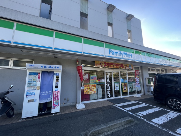 コンビニ　ファミリーマート 白山二丁目店（コンビニ）まで298m