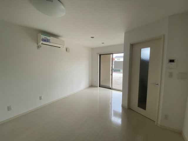 居室・リビング　※写真はA棟です。 ※相違する場合は現況を優先いたします。