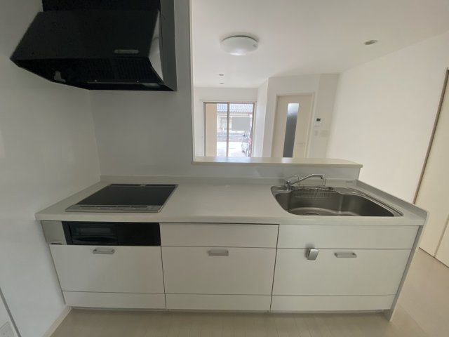 キッチン　※写真はA棟です。 ※相違する場合は現況を優先いたします。