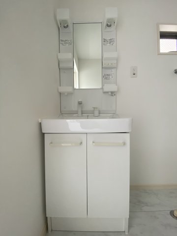 洗面設備　※写真はA棟です。 ※相違する場合は現況を優先いたします。