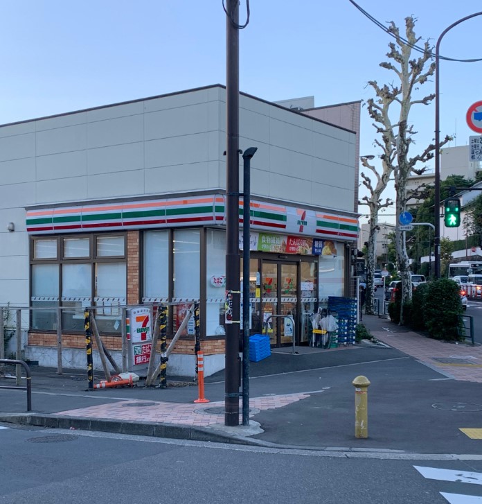 コンビニ　セブンイレブン世田谷代田店（コンビニ）まで325m