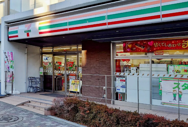 コンビニ　セブンイレブン 新宿市谷台町店（コンビニ）まで320m