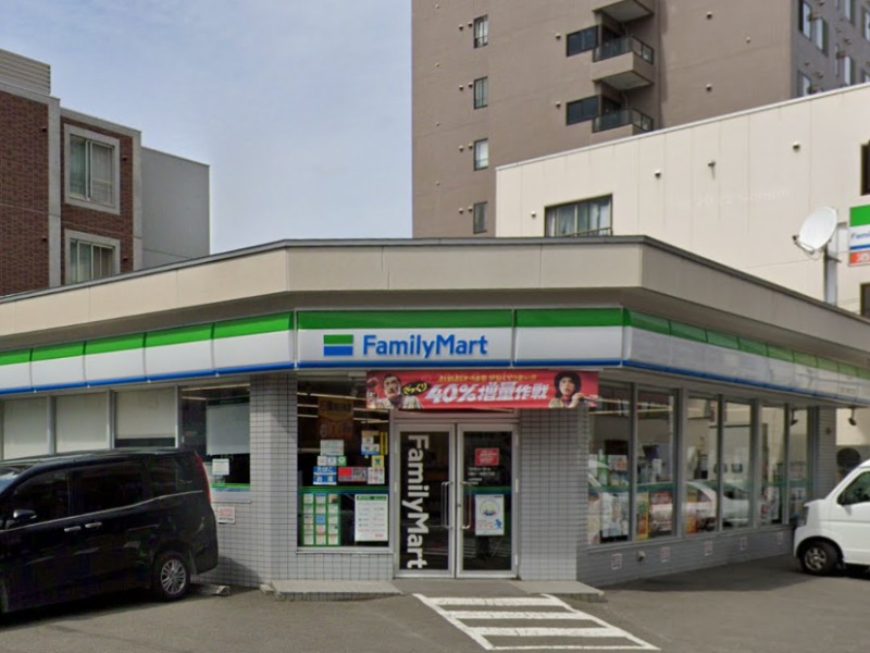 コンビニ　ファミリーマート札幌北11条東6丁目店（コンビニ）まで212m
