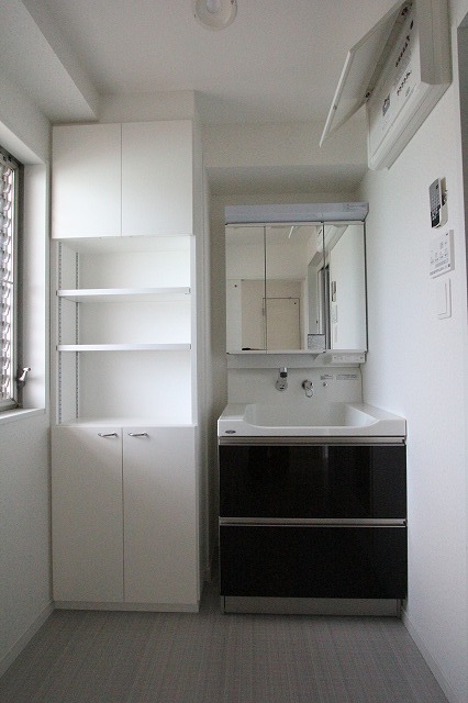 洗面設備　３面鏡洗面化粧台・収納棚付