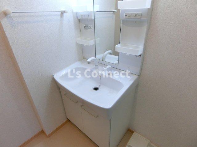 洗面設備　朝の支度もスムーズな独立洗面台。