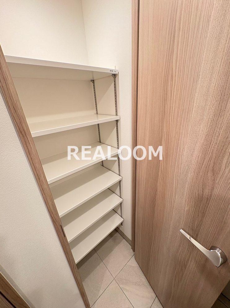 玄関　写真と現況が異なる場合は現況を優先いたします。